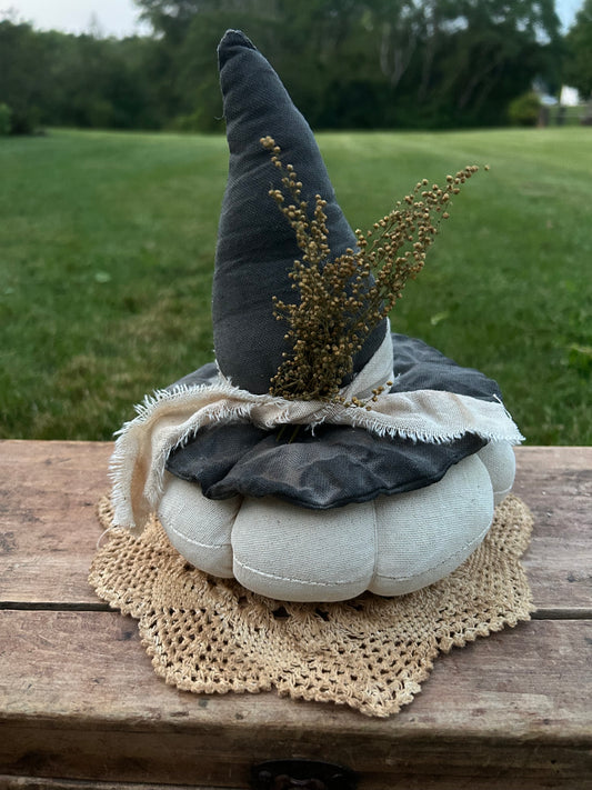 White Pumpkin with whitch hat & sweet annie